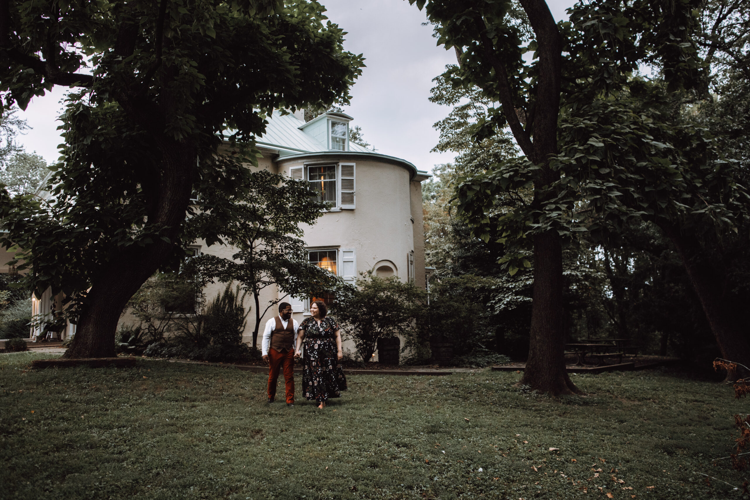 Cayla and Windsor pose outside of a beautiful estate